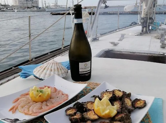 La Tua Stanza A Vela Sul Mare Hotel na wodzie *